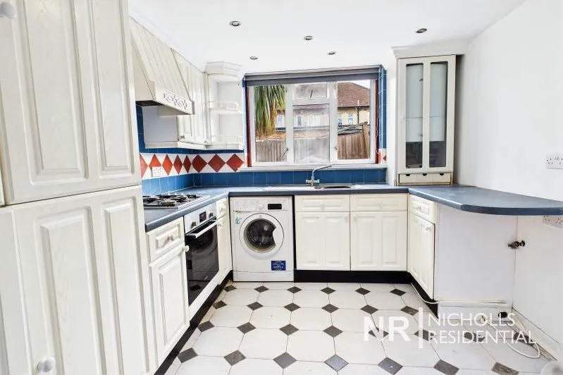 Cumberland Drive, Chessington, KT9, photo 7