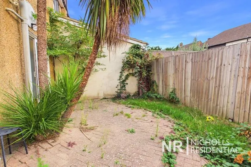 Cumberland Drive, Chessington, KT9, photo 8