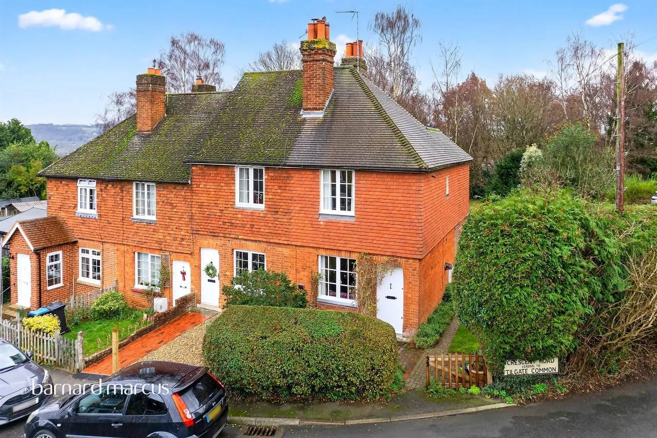 2 bed house for sale — Barfields, Bletchingley, Redhill