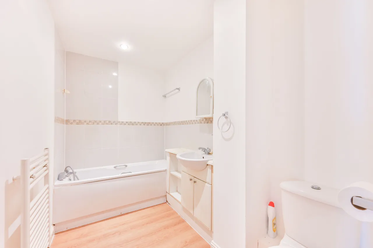 17 Wessex Court, 120 The Avenue, Wembley, photo 4