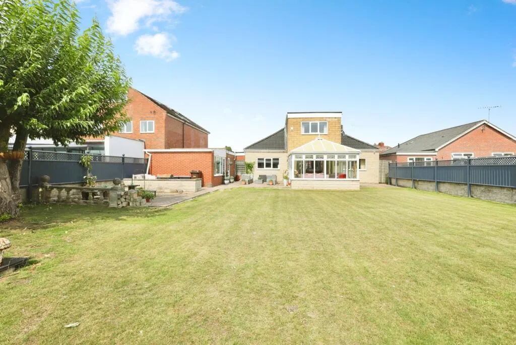 4 bed house for sale — Swinston Hill Road, Dinnington, Sheffield