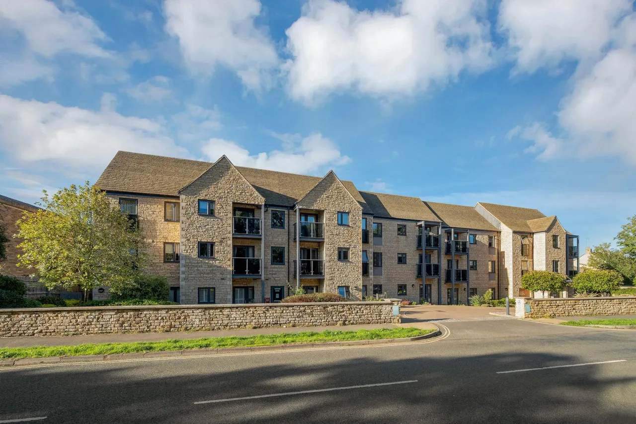 2 bed flat for sale, Stukeley Court, Stamford, PE9