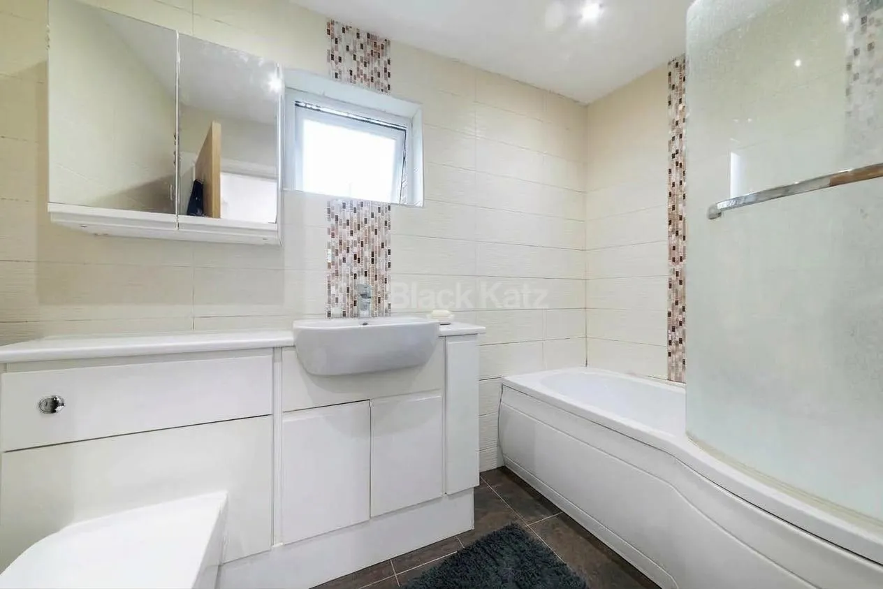 Kilburn High Road, London, NW6, photo 7