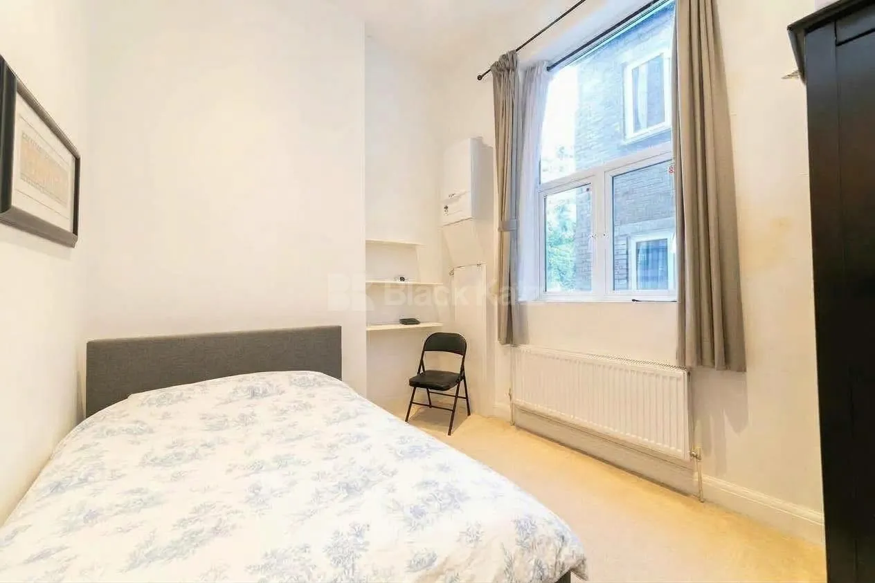 Kilburn High Road, London, NW6, photo 8