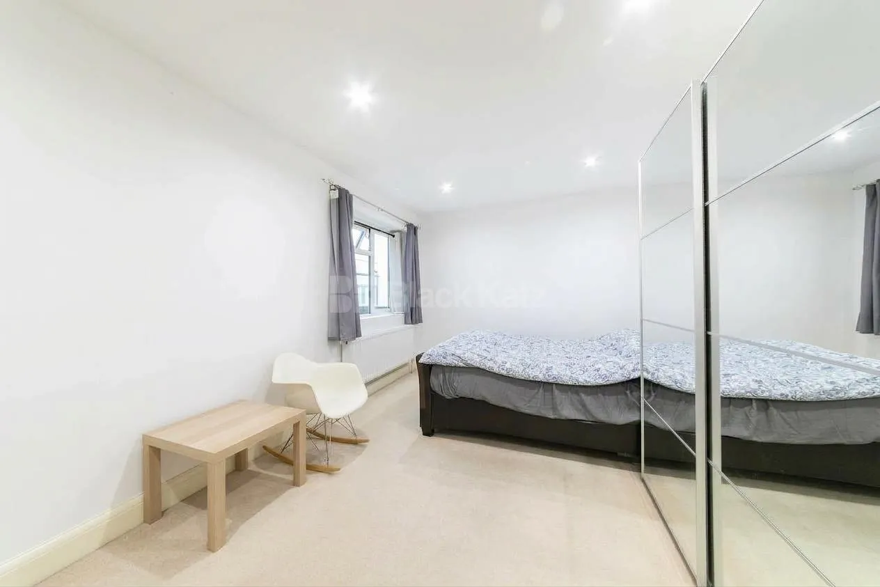 Kilburn High Road, London, NW6, photo 6