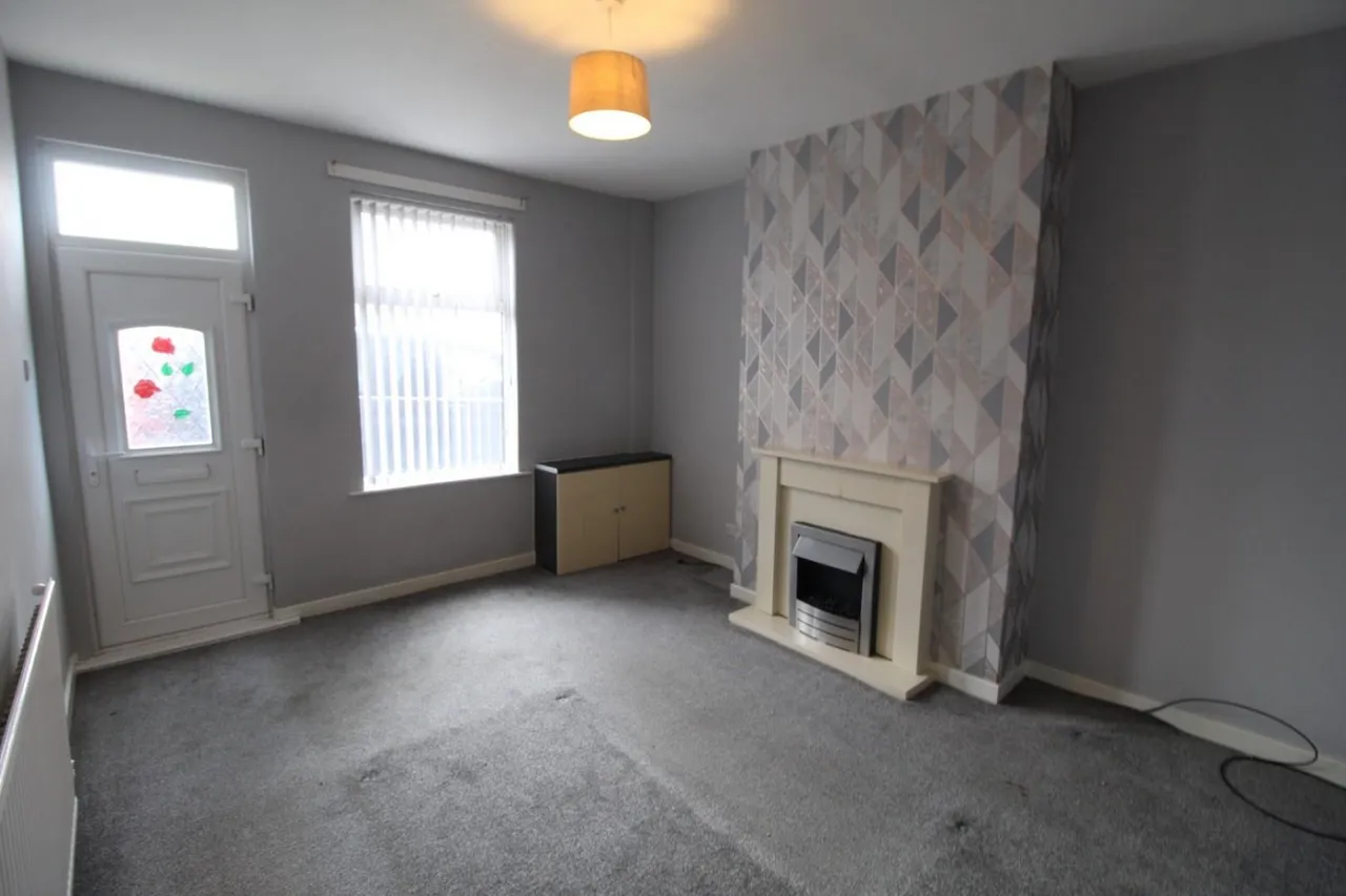 Wakefield Road, Kinsley, WF9, photo 2