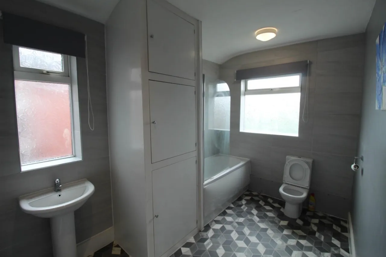 Wakefield Road, Kinsley, WF9, photo 6