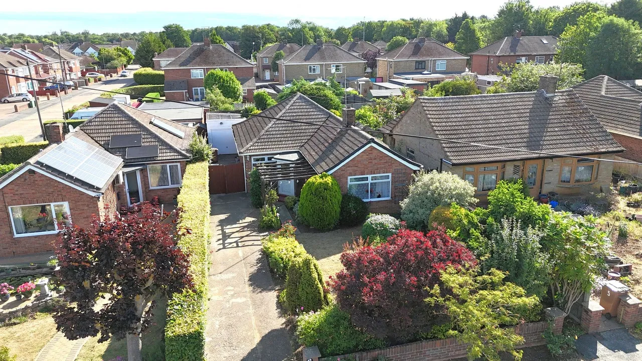3 bed house for sale — Marlowe Grove, Peterborough, PE4