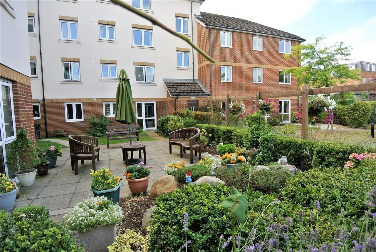 1 bed flat for sale — Perrin Court, Parkland Grove, Ashford, London, TW15 2GA
