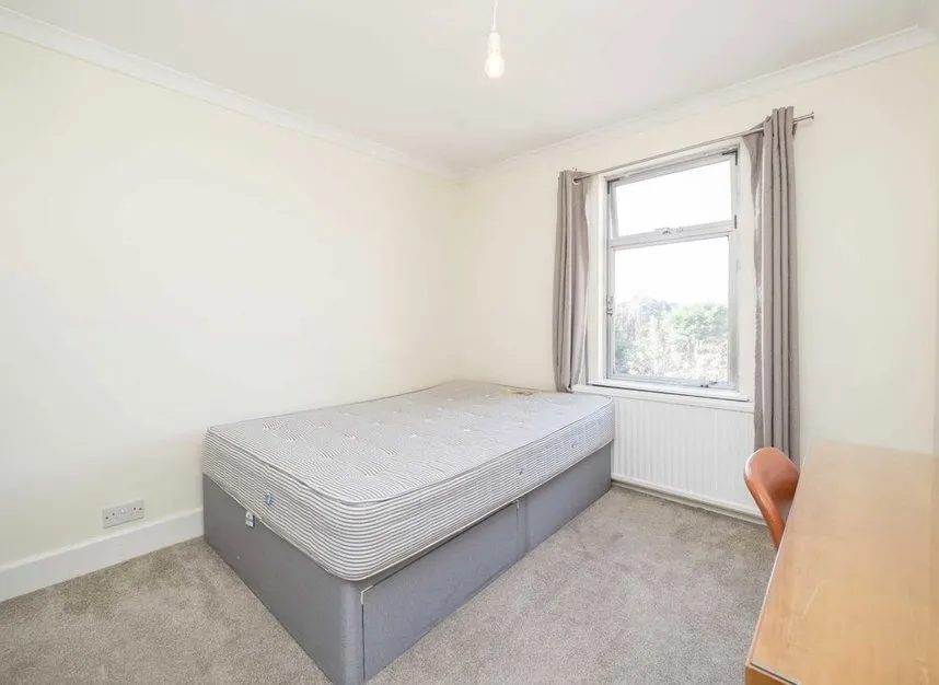 Ealing Road, Brentford, TW8, photo 4