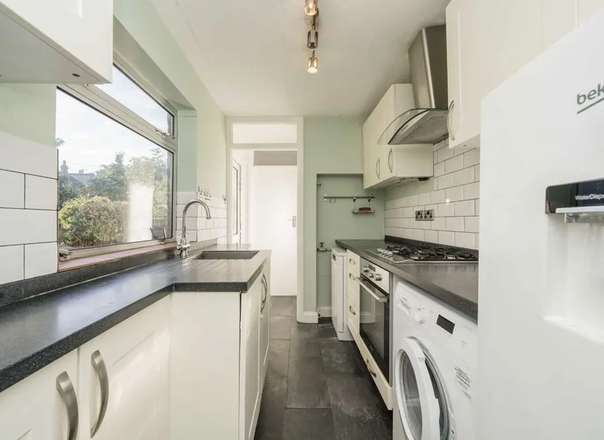 Ealing Road, Brentford, TW8, photo 3