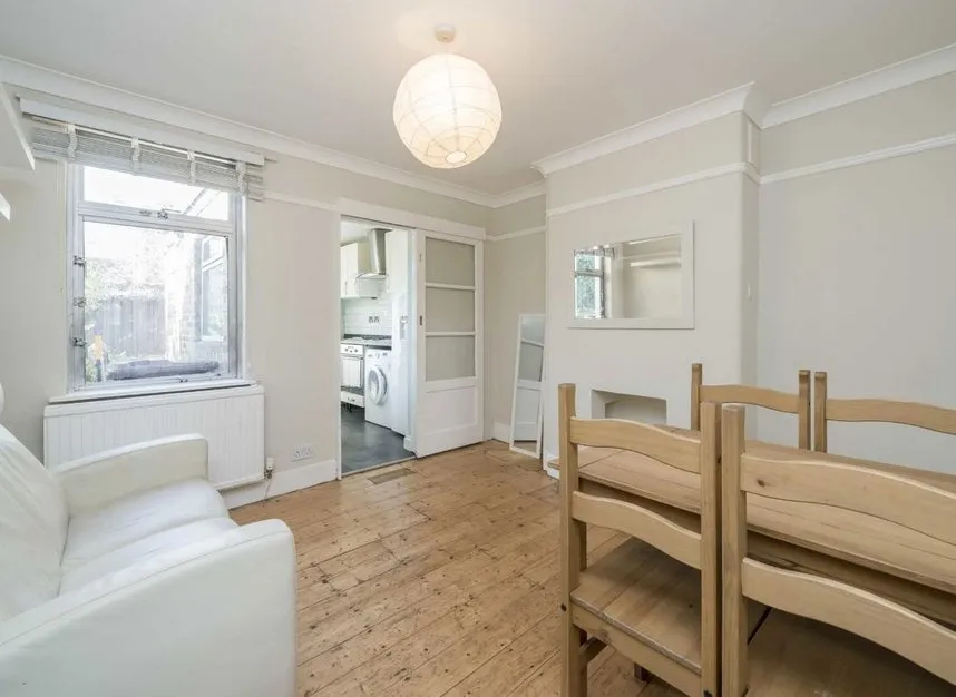 Ealing Road, Brentford, TW8, photo 2