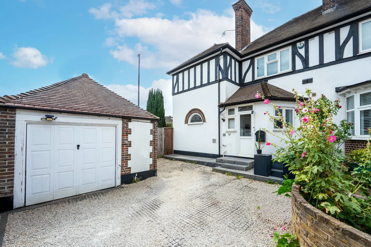 4 bed house to rent — 8 Savile Close, New Malden