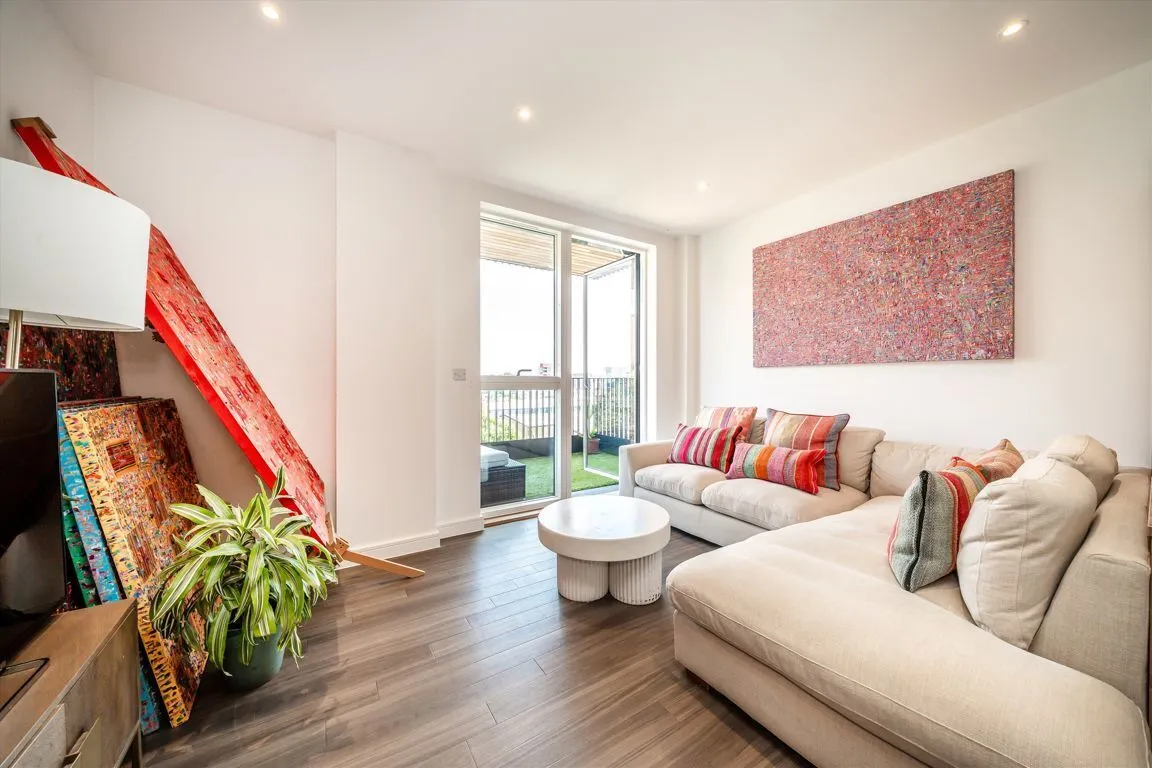 Whelan Road, W3, photo 3