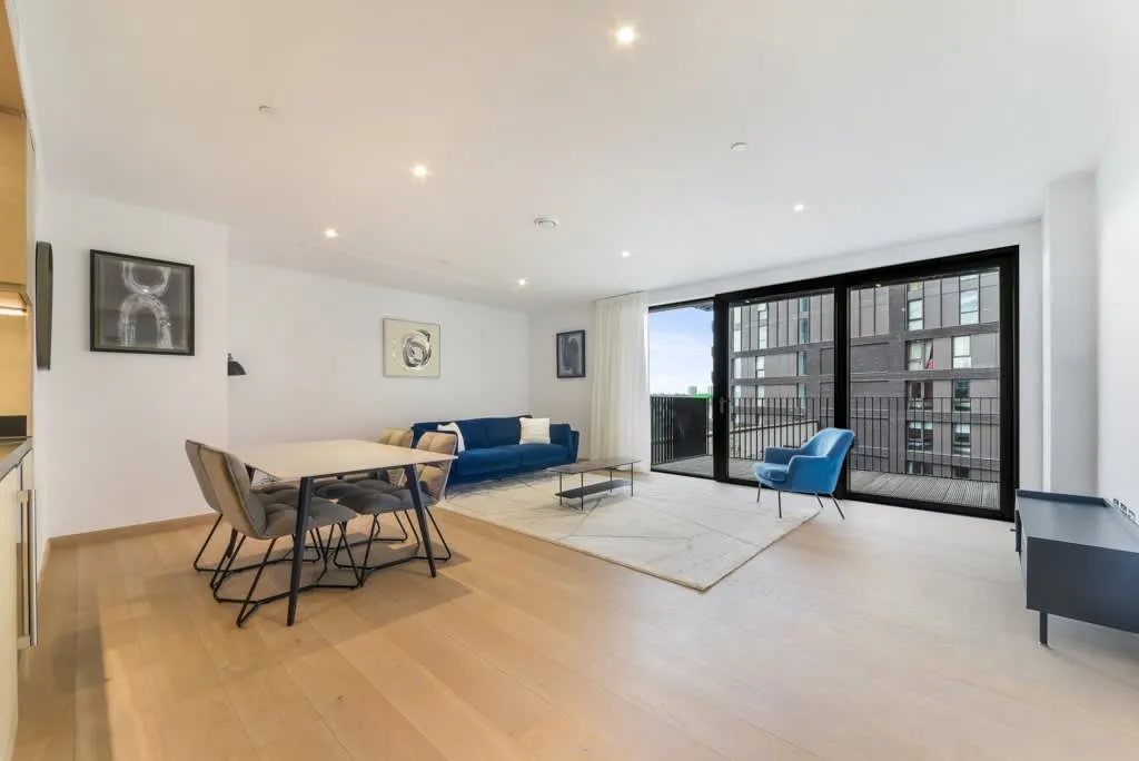 2 bed flat for sale, Embassy Gardens, London, SW11