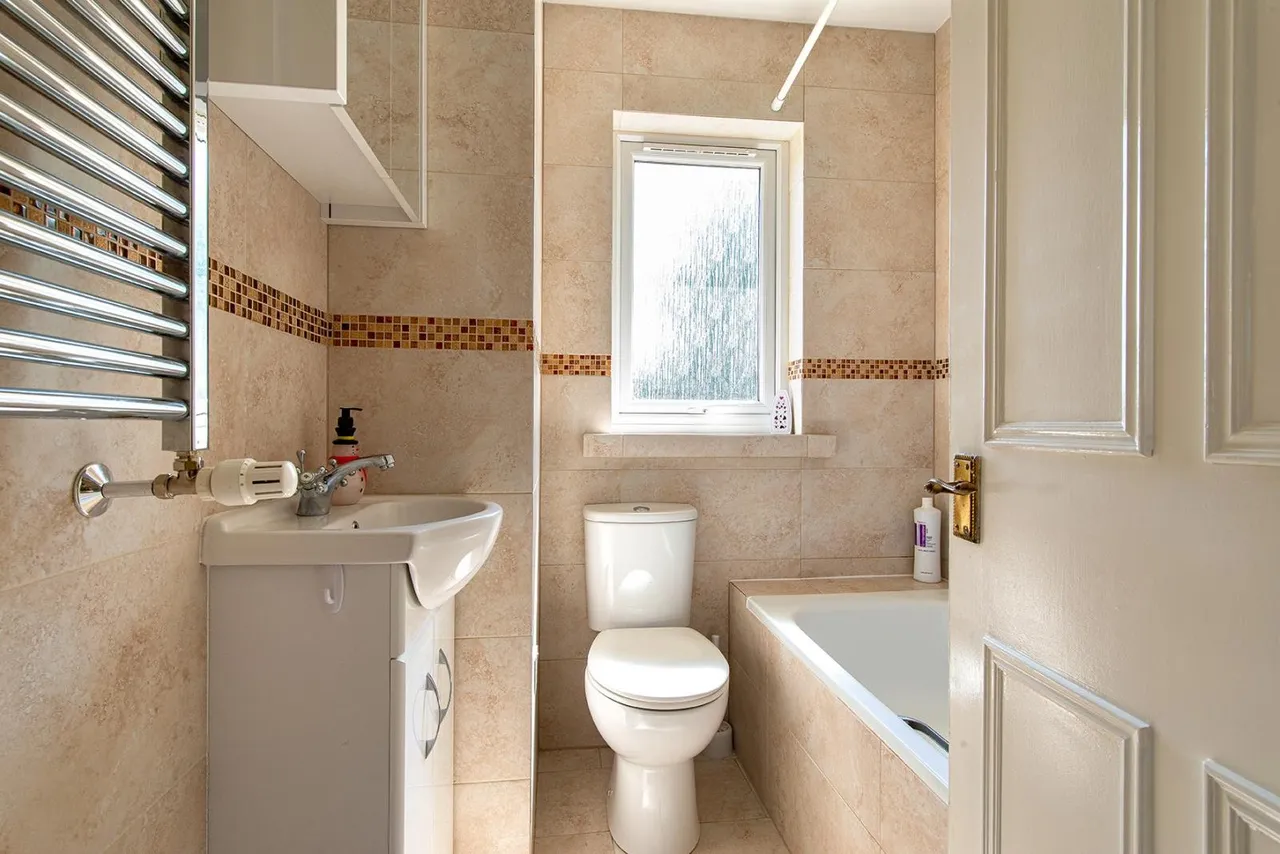 Dickens Road, Gravesend, Kent DA12 2JY, photo 10