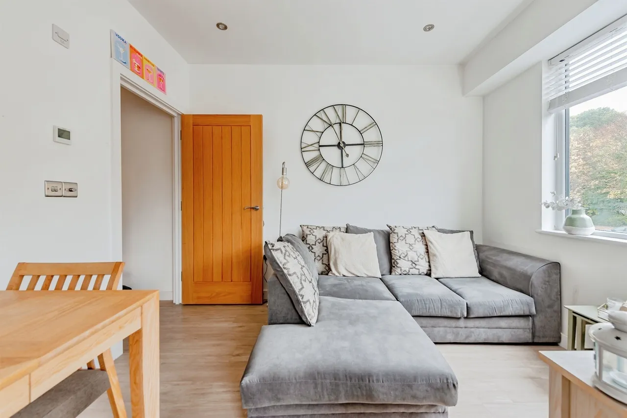 Brighton Road, Redhill, photo 9