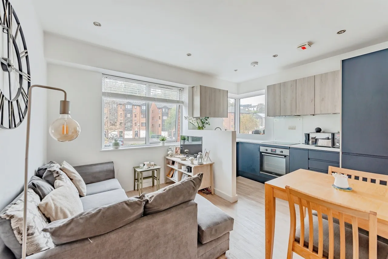 1 bed flat for sale — Brighton Road, Redhill