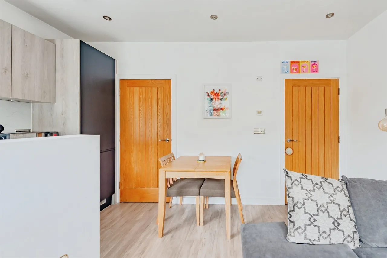 Brighton Road, Redhill, photo 7