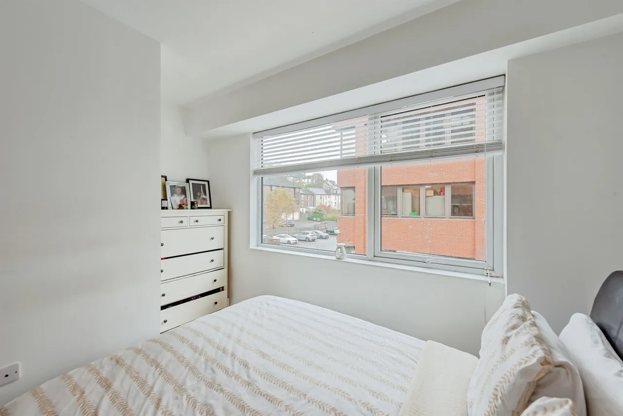 Brighton Road, Redhill, photo 11