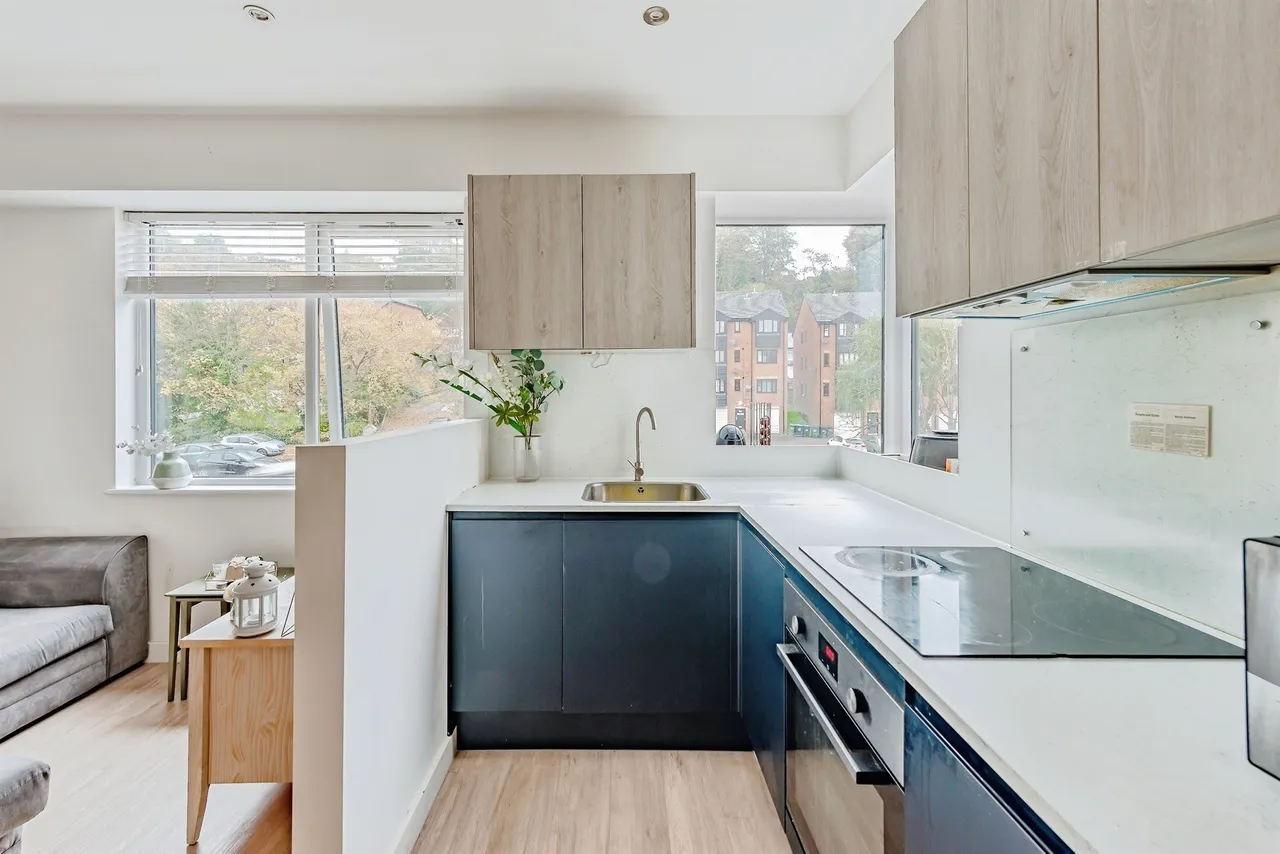 Brighton Road, Redhill, photo 6