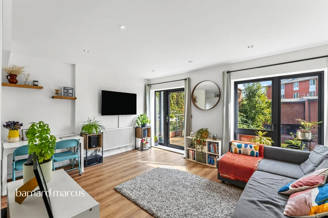 Broadash Close, London, photo 2