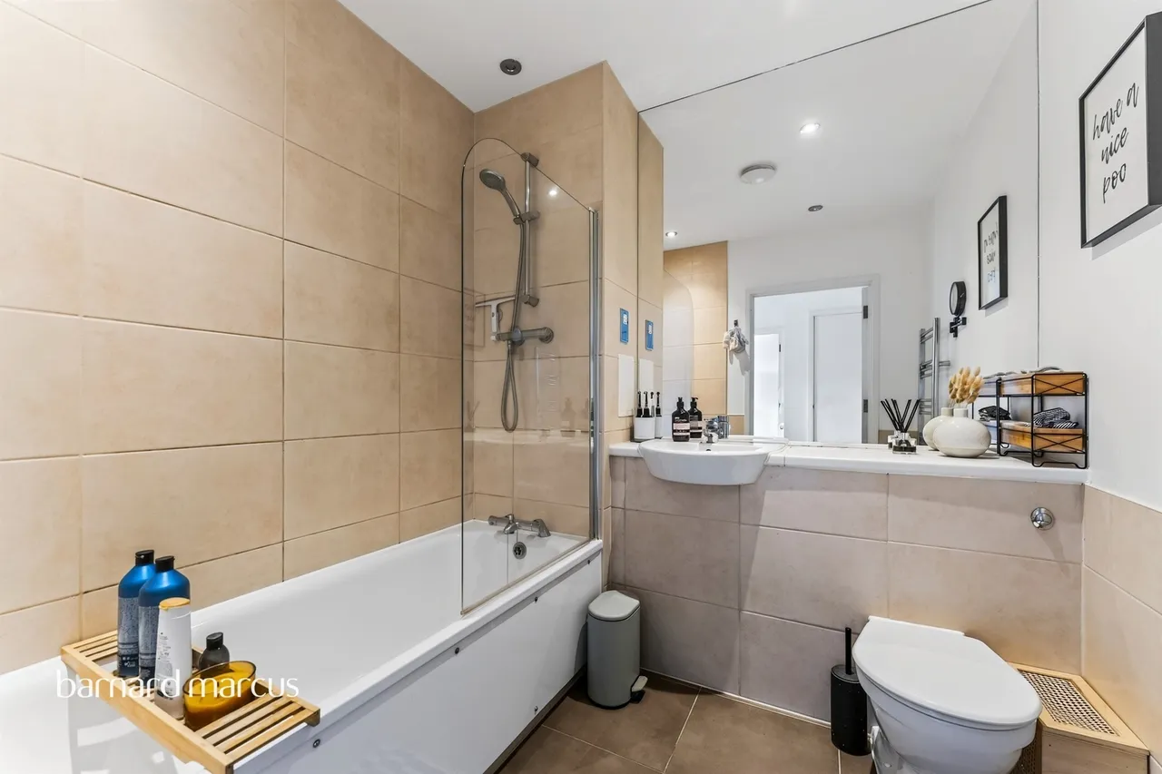 Broadash Close, London, photo 9