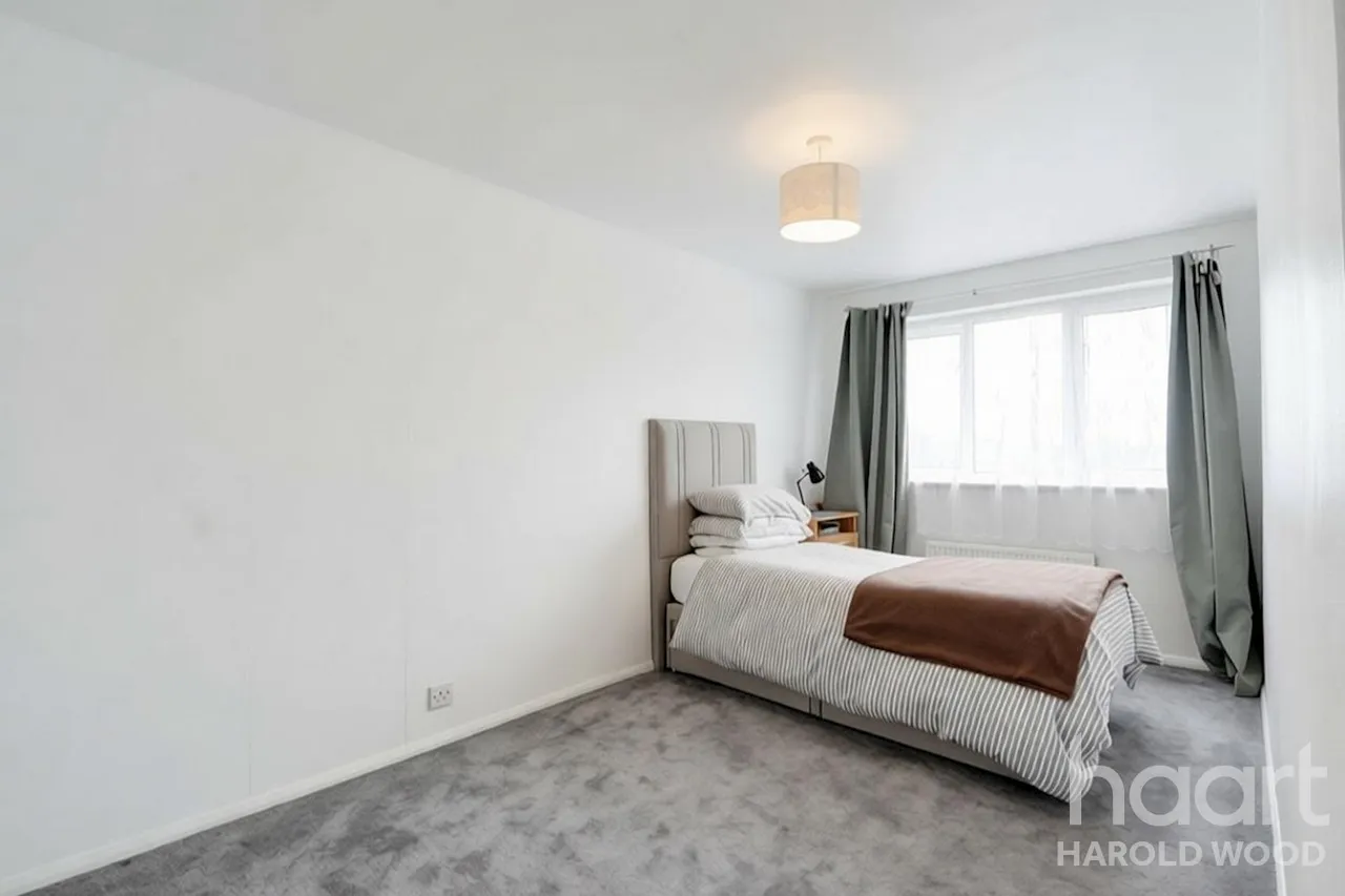 Petersfield Avenue, Harold Hill, RM3, photo 8