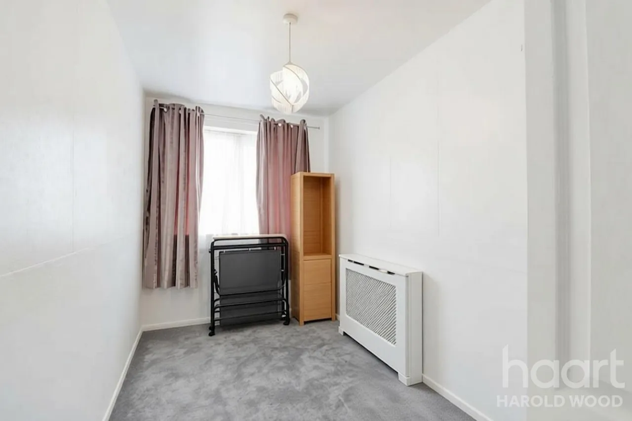 Petersfield Avenue, Harold Hill, RM3, photo 10