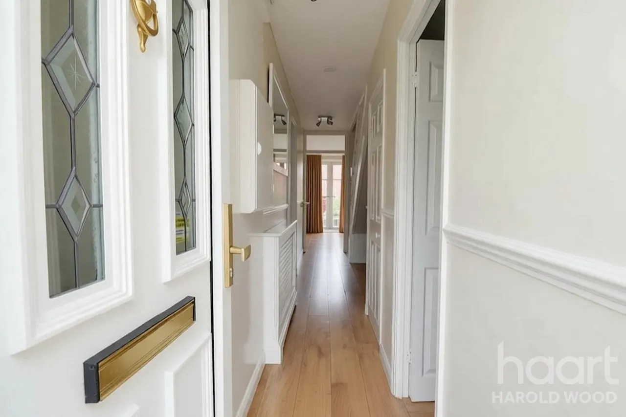 Petersfield Avenue, Harold Hill, RM3, photo 4