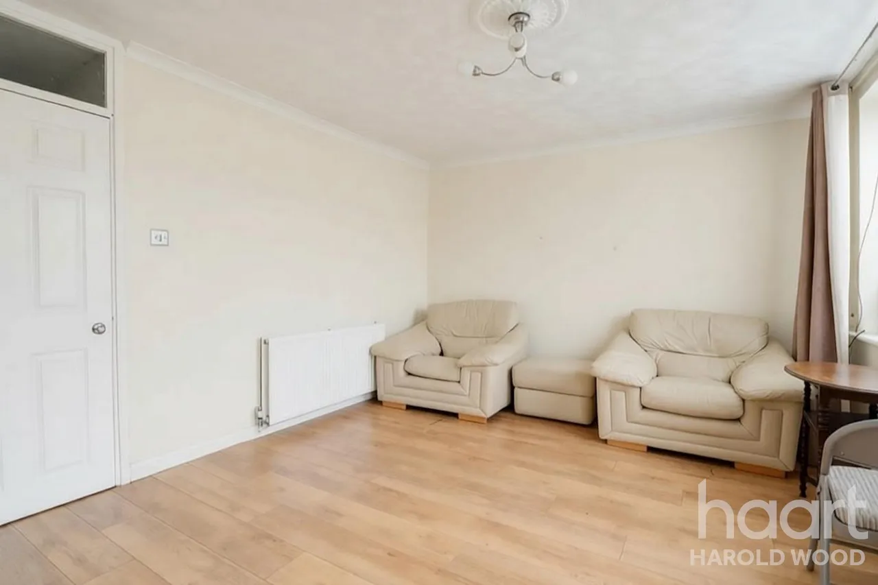 Petersfield Avenue, Harold Hill, RM3, photo 5