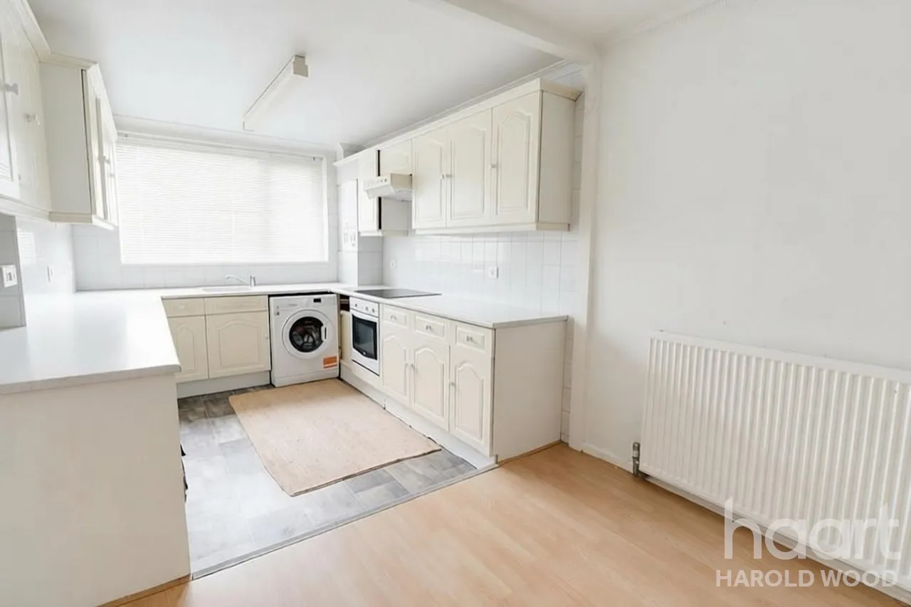 Petersfield Avenue, Harold Hill, RM3, photo 2