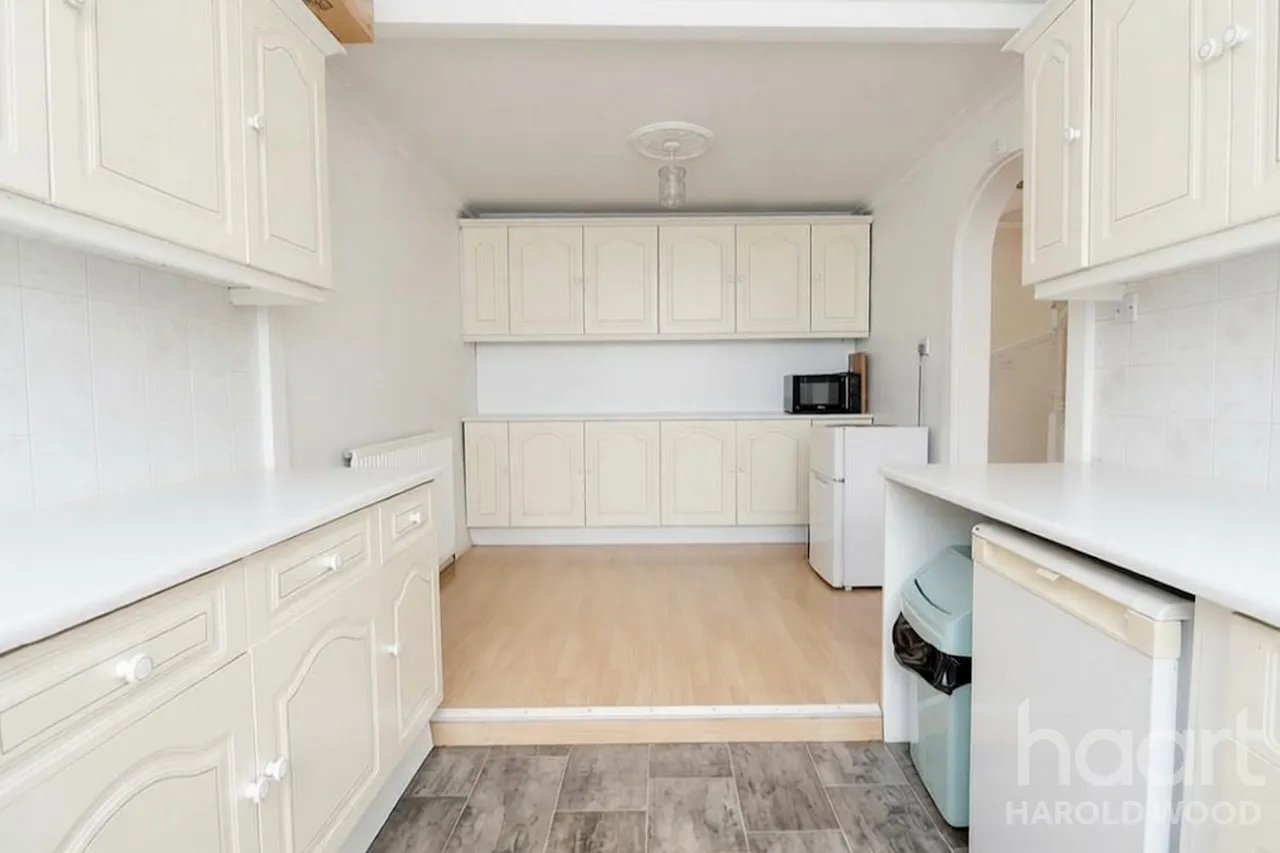 Petersfield Avenue, Harold Hill, RM3, photo 6