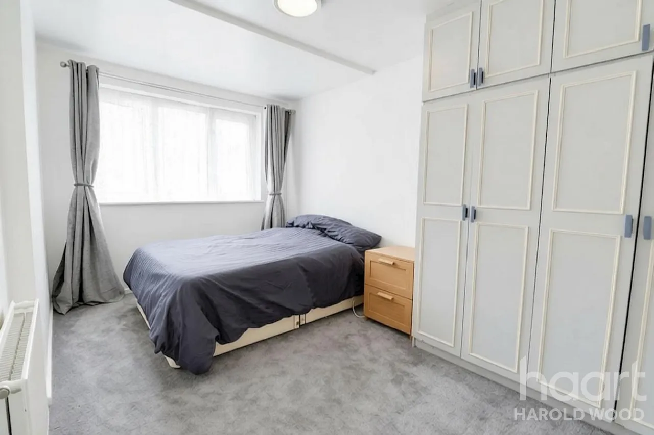 Petersfield Avenue, Harold Hill, RM3, photo 9