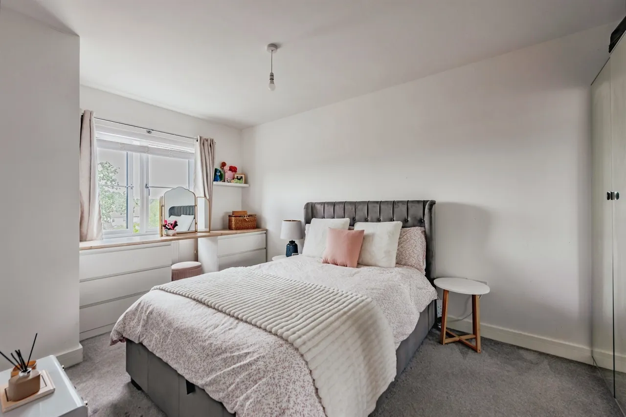 High Street, Horley, RH6, photo 6