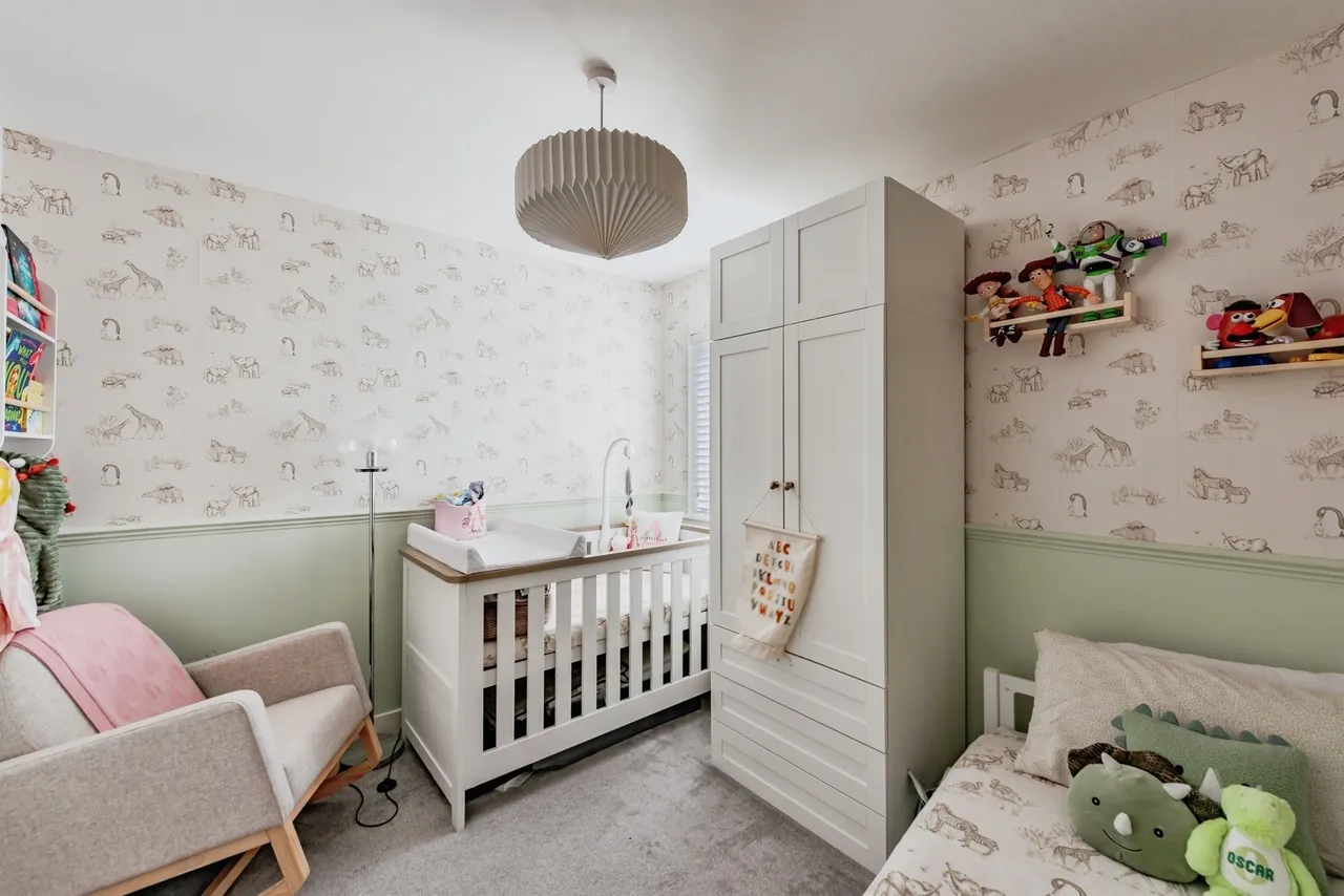 High Street, Horley, RH6, photo 8