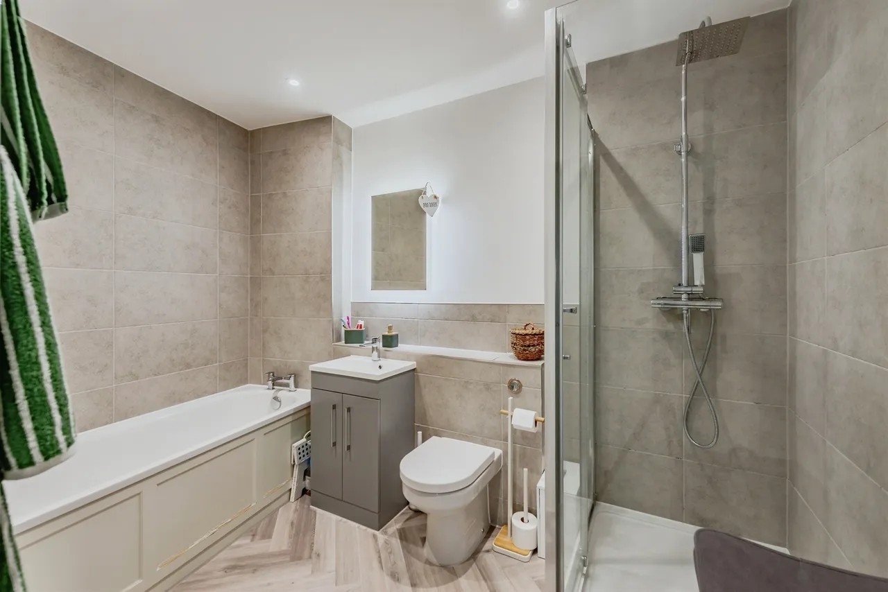 High Street, Horley, RH6, photo 9