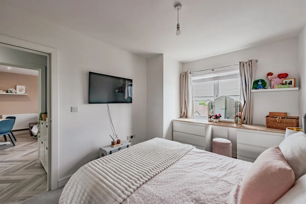 High Street, Horley, RH6, photo 7