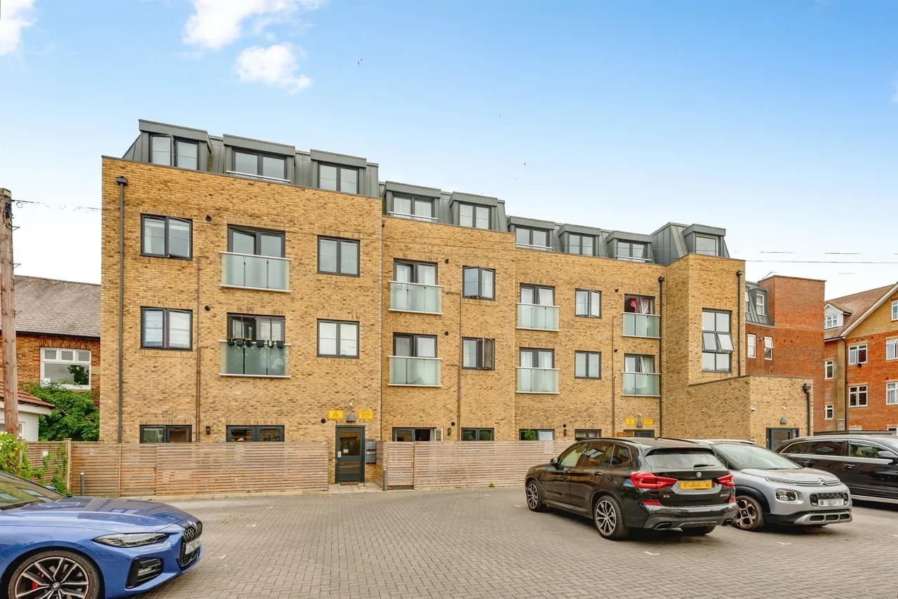 2 bed flat for sale, High Street, Horley, RH6