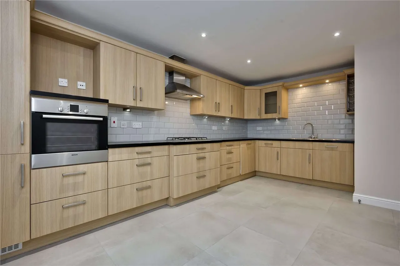 Kyngeshene Gardens, Guildford, Surrey, GU1 2AJ, photo 3