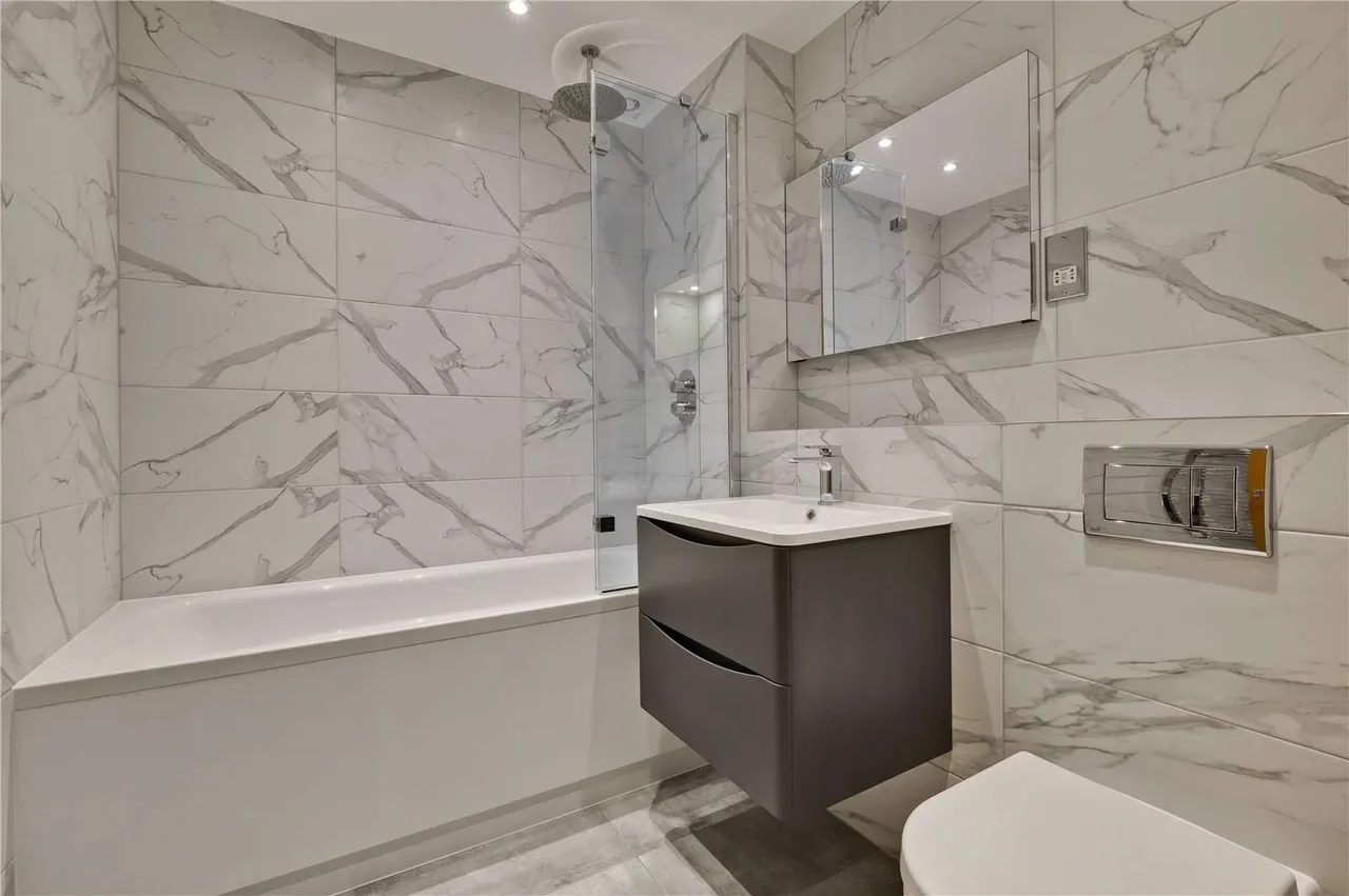 Kyngeshene Gardens, Guildford, Surrey, GU1 2AJ, photo 9