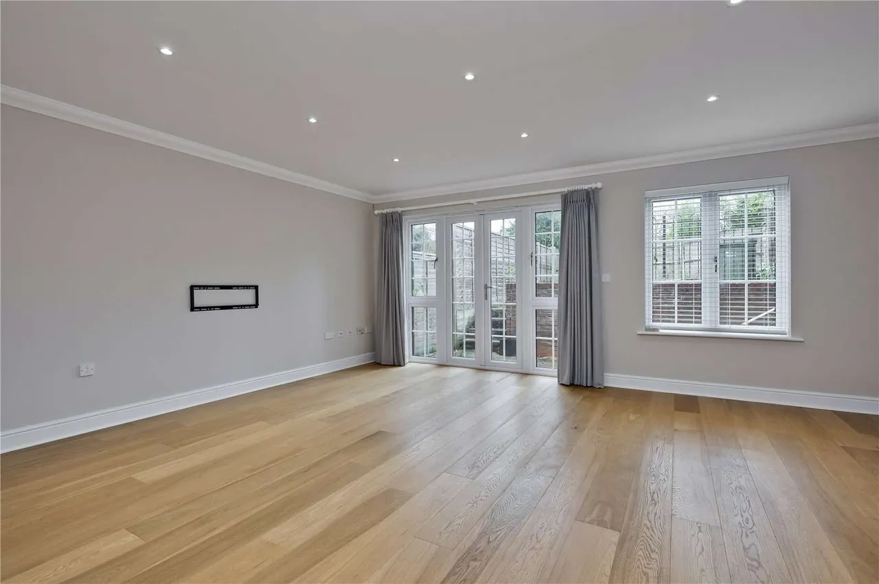 Kyngeshene Gardens, Guildford, Surrey, GU1 2AJ, photo 2