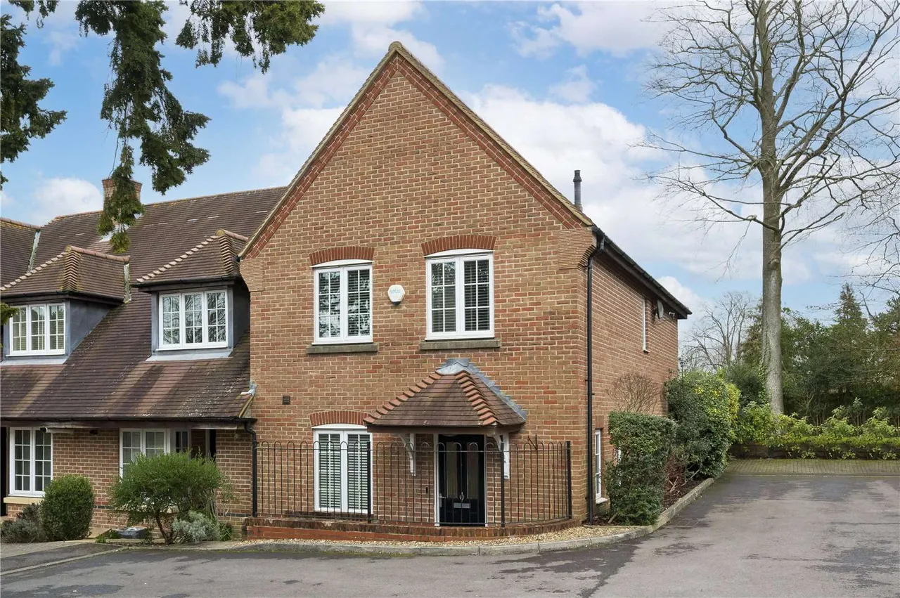 3 bed house to rent — Kyngeshene Gardens, Guildford, Surrey, GU1 2AJ