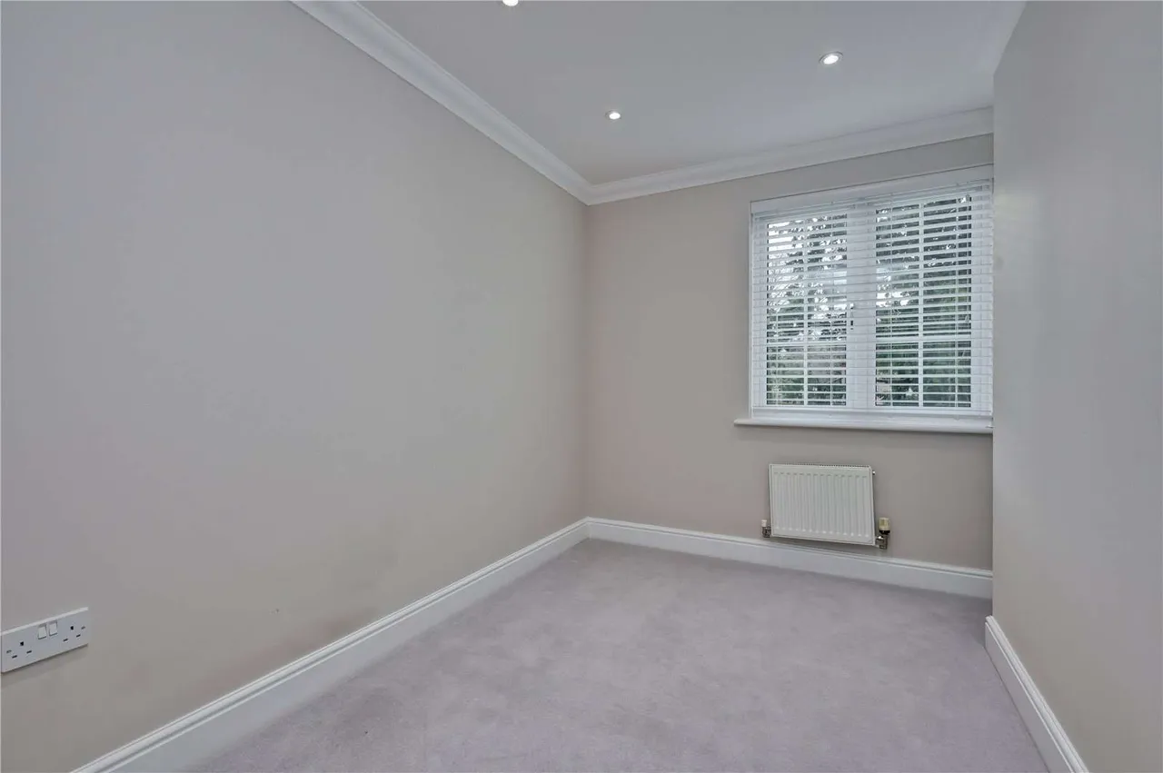 Kyngeshene Gardens, Guildford, Surrey, GU1 2AJ, photo 8