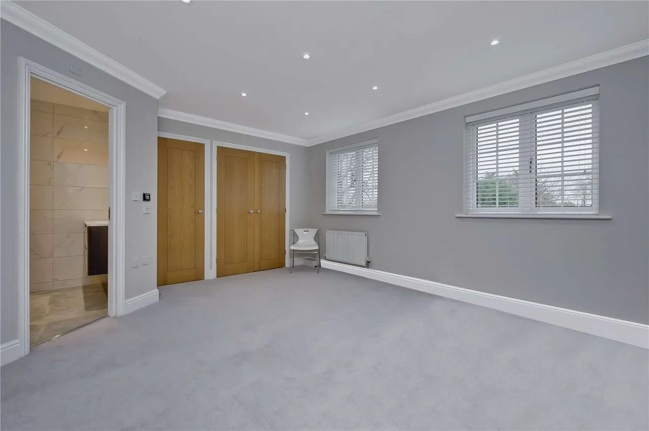 Kyngeshene Gardens, Guildford, Surrey, GU1 2AJ, photo 6
