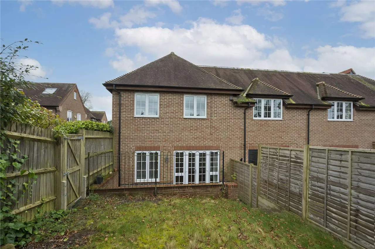 Kyngeshene Gardens, Guildford, Surrey, GU1 2AJ, photo 5