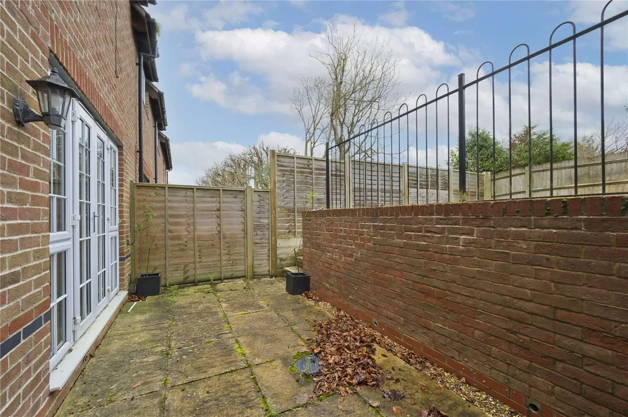 Kyngeshene Gardens, Guildford, Surrey, GU1 2AJ, photo 4