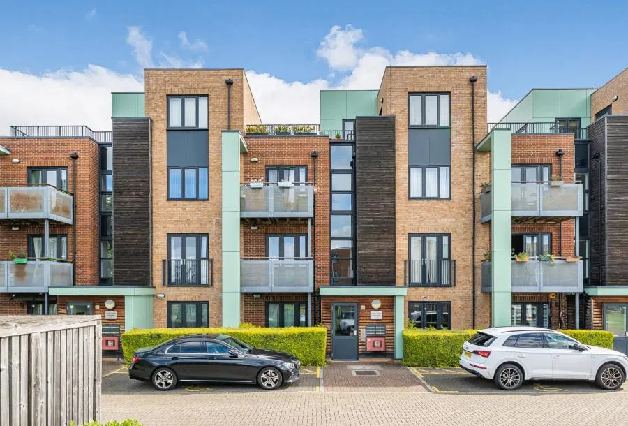 3 bed flat for sale, Esquiline Lane, Mitcham, CR4