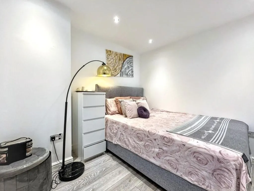 Charcot Road, London, photo 5