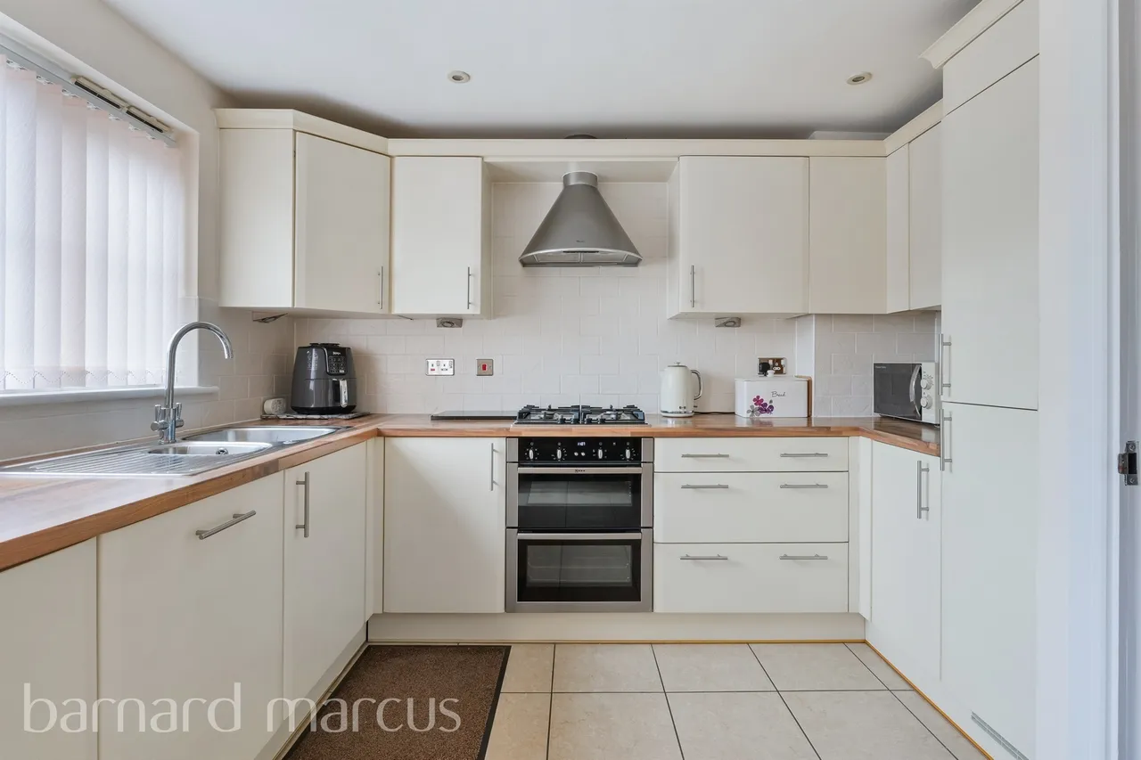 St. Annes Drive North, Redhill, RH1, photo 4